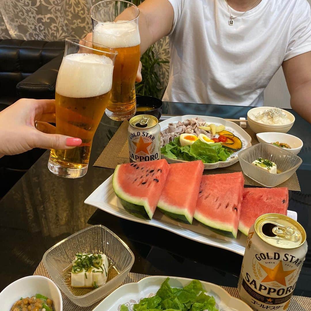 meguri.kさんのインスタグラム写真 - (meguri.kInstagram)「晩ご飯🍽 ・ ゴールドスターをキリッと冷やして乾杯🍻 ・ サッポロビールの二大ブランドである、黒ラベルとヱビスの技術と信念をつぎ込み創り上げた、飲み飽きない理想のうまさを実現したお酒🍻 @sapporobeer.jp ・ ビールに比べてあっさりしていて、のどこしが良く爽快感があります♫とっても飲みやすい！ ・ ぷはー♡#つまり幸せ ・ #真夏のゴールドスター#ゴールドスター#家飲み#乾杯#PR#サッポロビール#おうちごはん#晩ご飯#暮らし#くらし#暮らしを楽しむ#暮らしを整える#食卓#献立#私のおいしい写真#夏#冷しゃぶ#ナハトマン#ボサノバ#有田焼#ゆいからくさ#豊かな食卓#てづくりごはん365#夕食#シンプルライフ#日々の事#おうちじかん#家族の時間#dining」8月4日 18時54分 - meguri.k