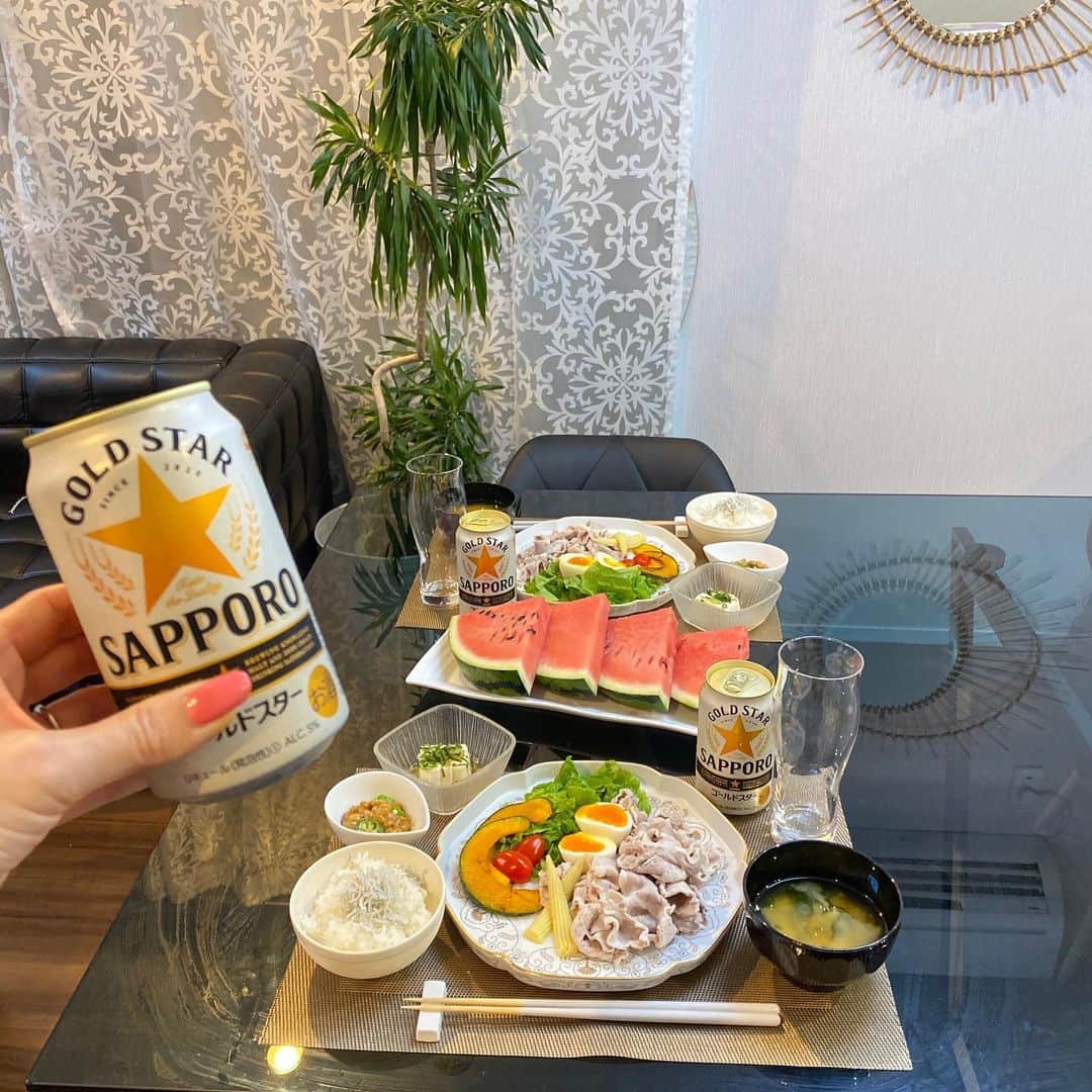 meguri.kさんのインスタグラム写真 - (meguri.kInstagram)「晩ご飯🍽 ・ ゴールドスターをキリッと冷やして乾杯🍻 ・ サッポロビールの二大ブランドである、黒ラベルとヱビスの技術と信念をつぎ込み創り上げた、飲み飽きない理想のうまさを実現したお酒🍻 @sapporobeer.jp ・ ビールに比べてあっさりしていて、のどこしが良く爽快感があります♫とっても飲みやすい！ ・ ぷはー♡#つまり幸せ ・ #真夏のゴールドスター#ゴールドスター#家飲み#乾杯#PR#サッポロビール#おうちごはん#晩ご飯#暮らし#くらし#暮らしを楽しむ#暮らしを整える#食卓#献立#私のおいしい写真#夏#冷しゃぶ#ナハトマン#ボサノバ#有田焼#ゆいからくさ#豊かな食卓#てづくりごはん365#夕食#シンプルライフ#日々の事#おうちじかん#家族の時間#dining」8月4日 18時54分 - meguri.k