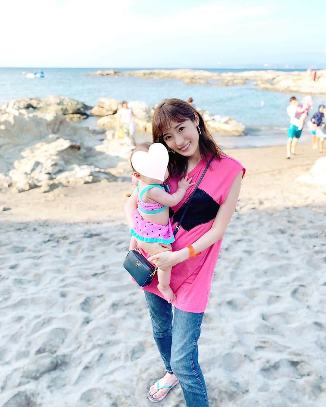 小林真由のインスタグラム：「⋆﻿ ⋆﻿ 8月もよろしくお願いします😌🌻 ﻿ 今年は海には行けないかなぁ🍉﻿ ムチムチの水着姿がたまらなかった去年の夏👙🌈﻿ ﻿ ﻿ #マルジェラ #メゾンマルジェラ #ピアス #ナチュラリジュエリ #ママコーデ #女の子ママ #1歳 #ベビー #ママライフ #マタニティ #マタニティライフ #妊婦 #海 #maisonmargiela」