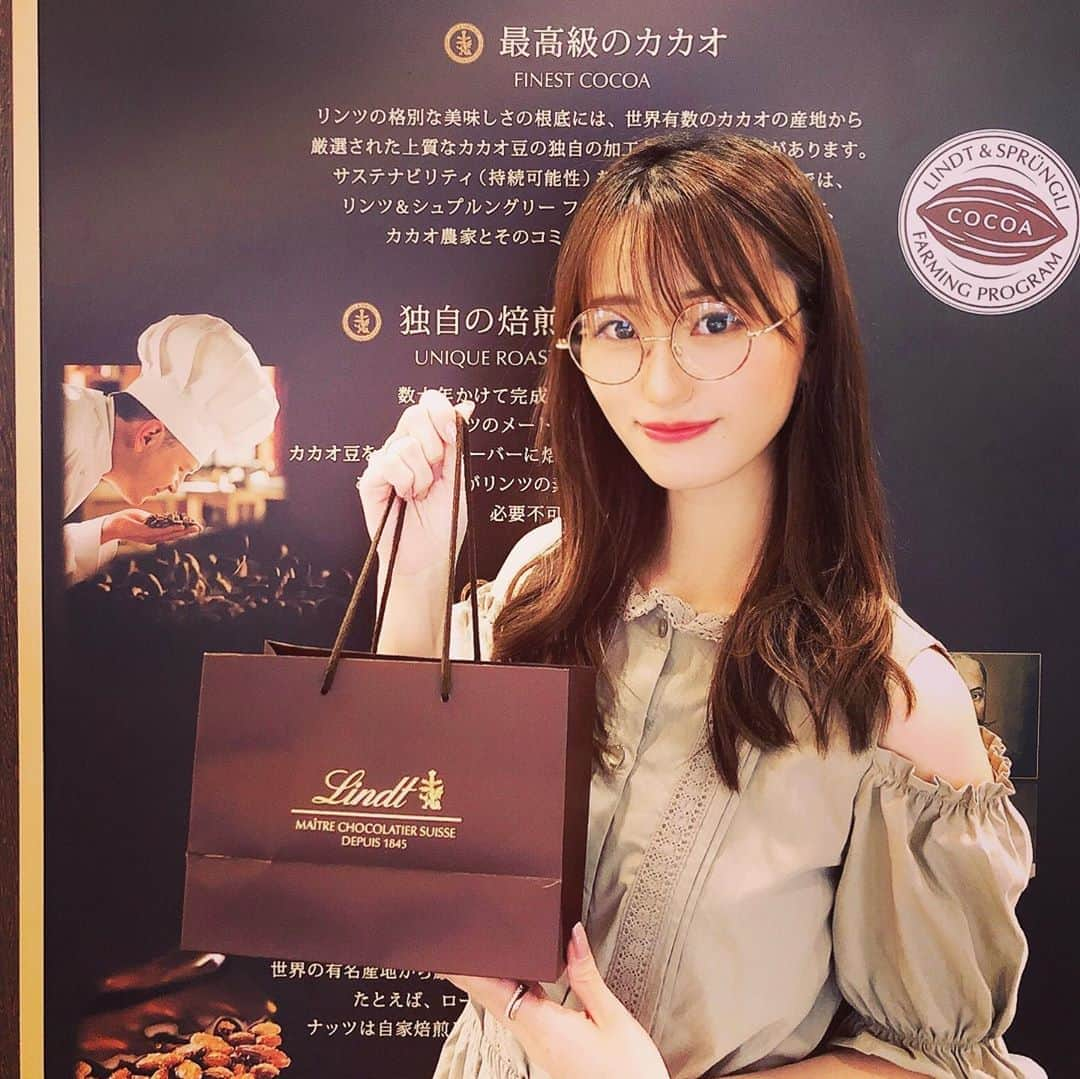 岡崎まどかのインスタグラム：「🍫💓 8月に入りましたね！ 暑さ対策や、ウイルス対策と今月も乗り切っていきましょう🌞  大好きなチョコレートを食べて息抜きもしつつ、残りの課題やレポートがんばります！  #chocolate #lindorchocolate」