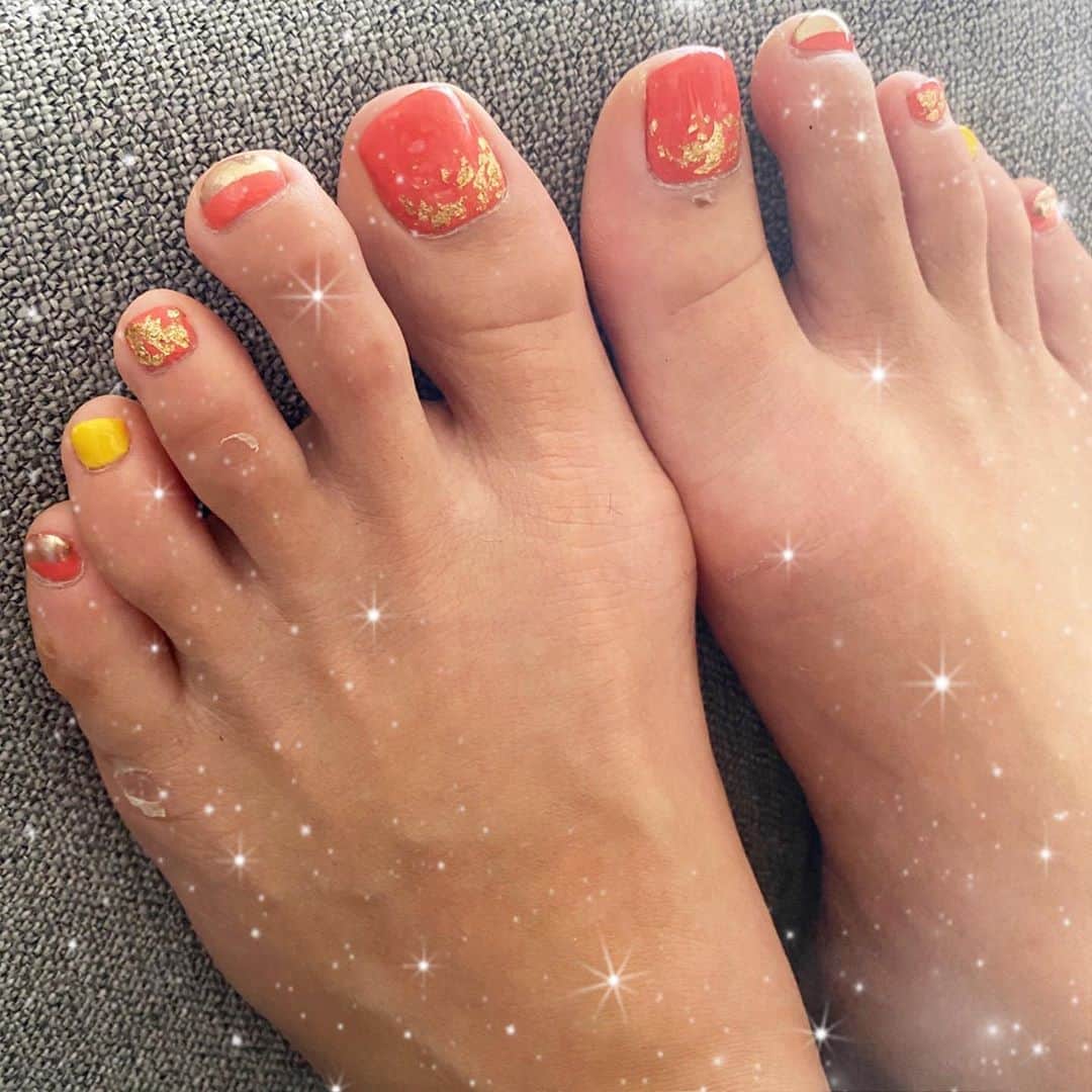 宮川紗麻亜さんのインスタグラム写真 - (宮川紗麻亜Instagram)「🌻  5ヶ月ぶりにネイル〜💅✨ ゴールド・オレンジ・イエロー夏仕様🧡💛 可愛い😍 #minkstyle #ミンクスタイル #飯田橋店 #nailsalon #eyelash #マツエク #ネイルサロン#ジェルネイル #instagood #アスリートネイル #athlete #professional #beauty #美容 #beautyinstructor #nail  最近パンプス履いてるから、靴擦れがちょいちょいあって足が汚くてすみません😅」8月4日 18時52分 - sunflower__summer