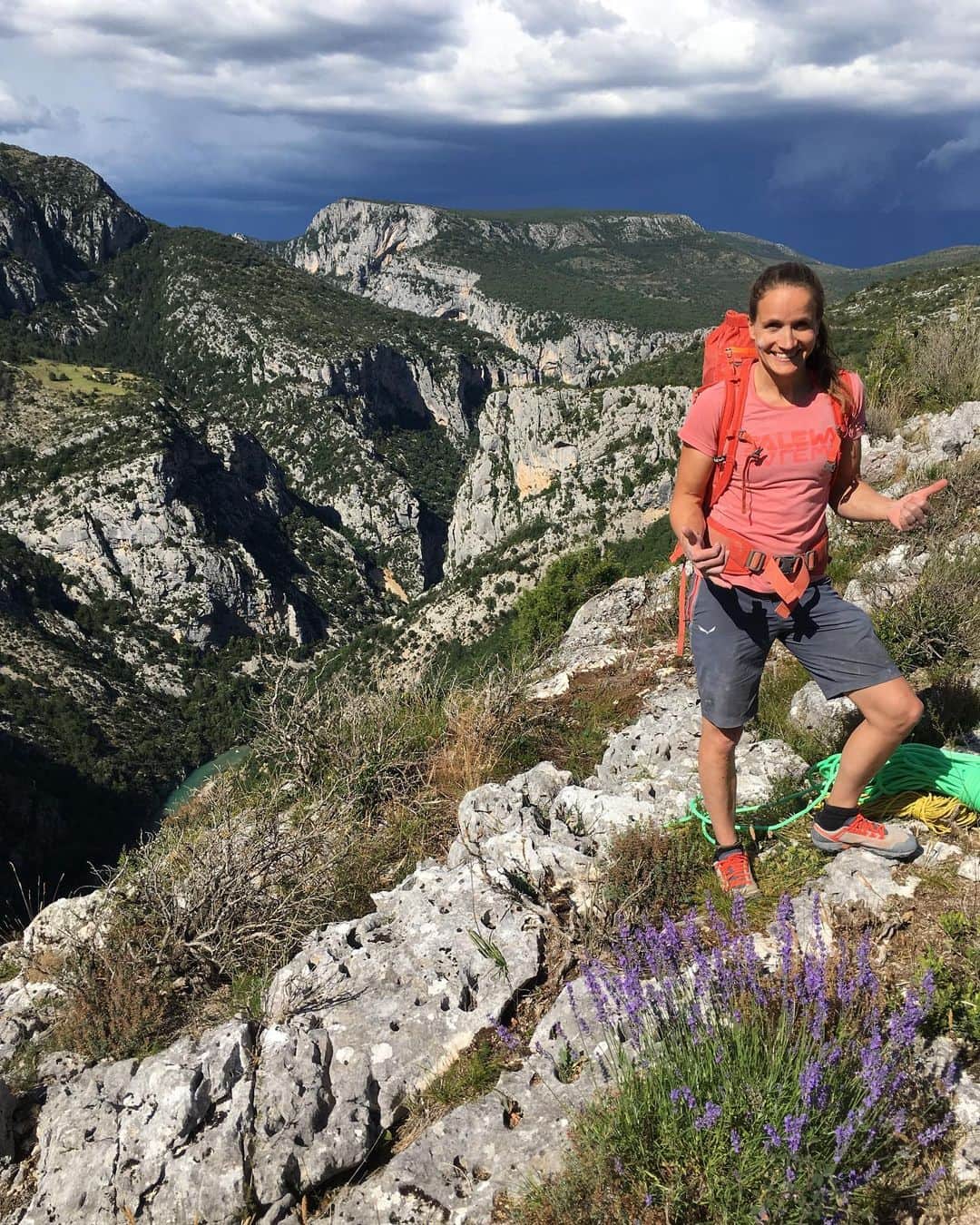 アンナ・シュテールのインスタグラム：「All this rain makes me reminisce about this summer in 🇫🇷 #gorgeduverdon with lots of tufas, tricky slabs and lavender in the middle of the wall! Picture by @kilifish on top of the famous crag ‚la ramirole‘. • @salewa @lasportivagram @innsbrucktourism @wildcountry_official」