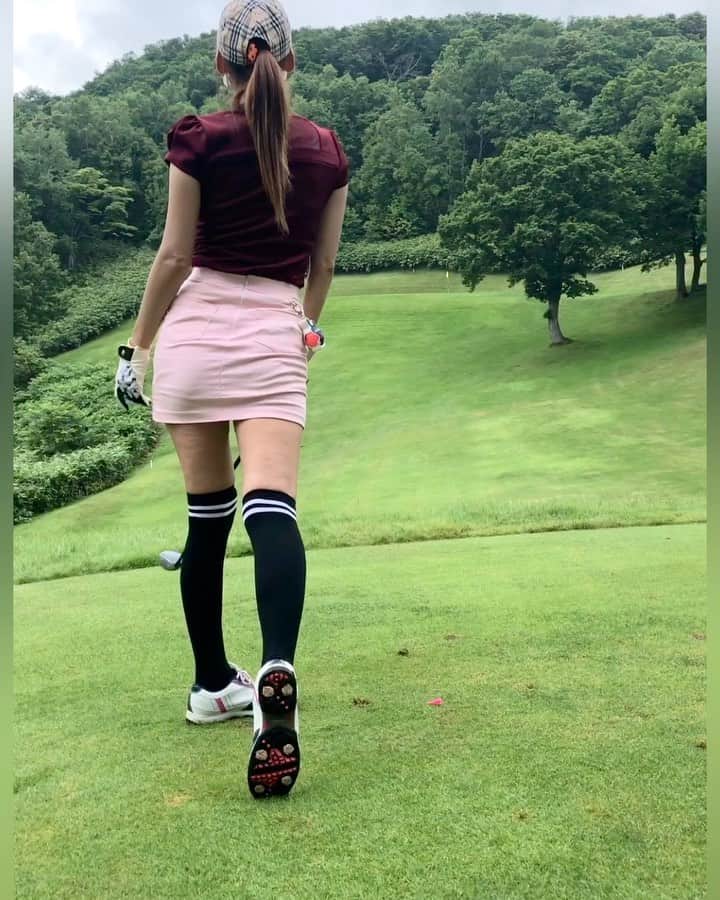 のインスタグラム：「【失敗ショット⛳️】  最近ずっとショートは良かったんだけど  今日1個失敗しちゃいました😵😵 ホールインワンでるかも！って 思ってるけど、なかなかだね🙊🙊🙊  載せておくね♡♡  #ショートール #ニアピン #ゴルフ女子 #ゴルフウェアコーデ #北海道ゴルフ #札幌ゴルファー」
