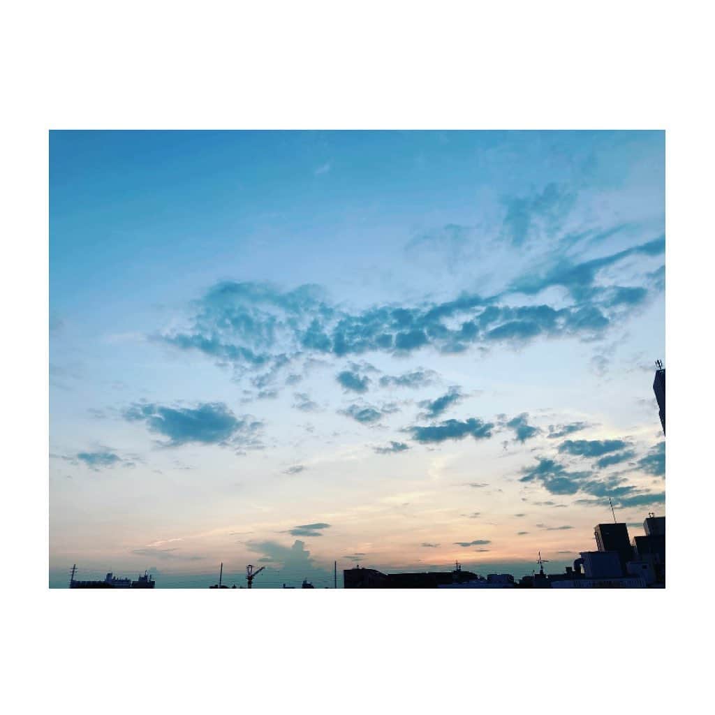 栗原ひとみさんのインスタグラム写真 - (栗原ひとみInstagram)「☁️☁️☁️💙🧡  #instalike #instagood  #skyphotography #sky #color  #栗原ひとみ #followｍe #orange #blue #magichour」8月4日 18時56分 - kurihara_hitomi_