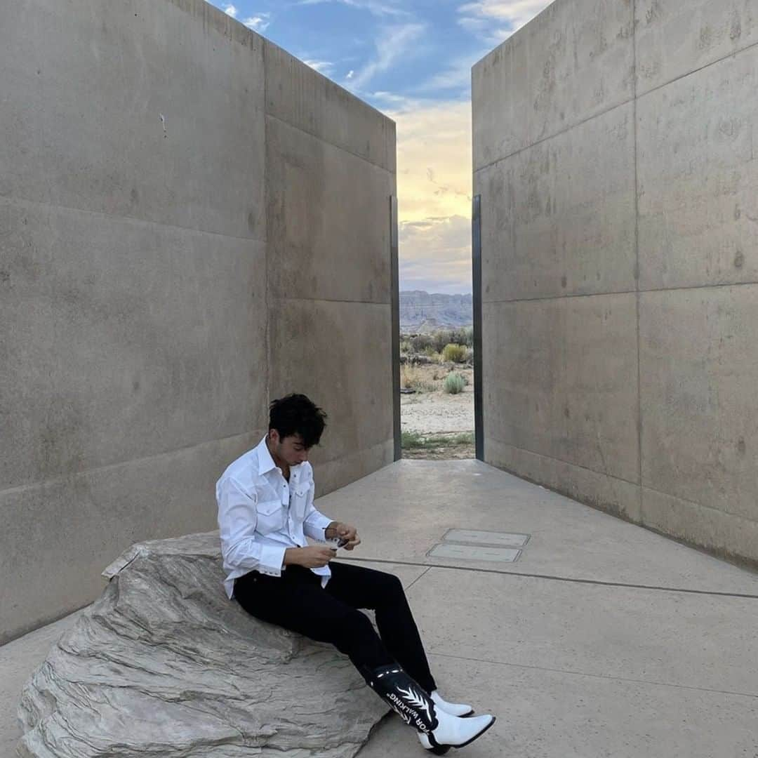 OFF-WHITE C/O VIRGIL ABLOHさんのインスタグラム写真 - (OFF-WHITE C/O VIRGIL ABLOHInstagram)「@zackbia in men's Off-White™ "For Walking" cowboy boots.」8月4日 19時00分 - off____white