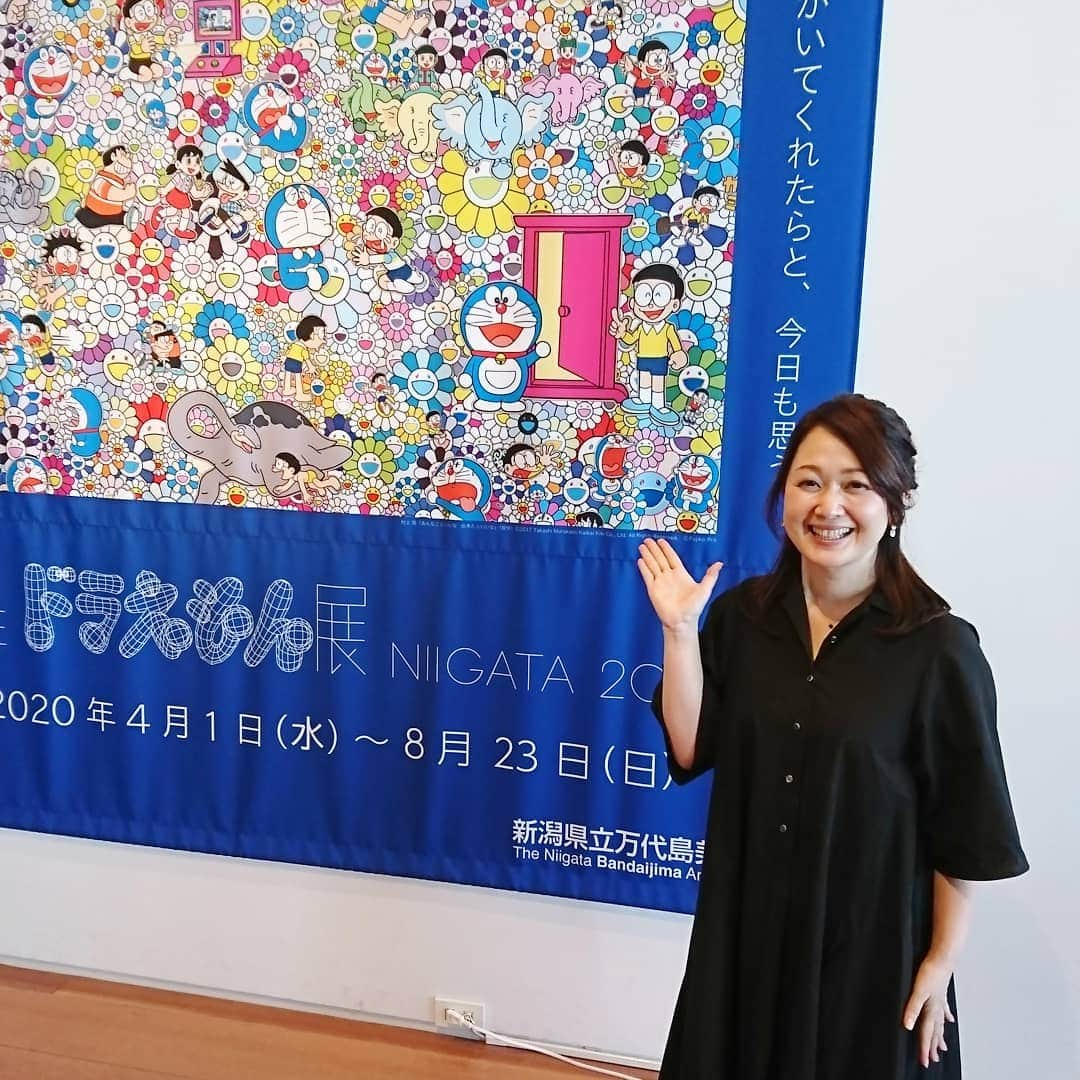 三河かおりのインスタグラム：「. . . 念願の「THEドラえもん展NIIGATA 2020」へ 行ってきました！ . . 「あなたのドラえもんをつくってください。」を テーマに国内外で活躍する28組のアーティストが それぞれのドラえもんを表現しています。 . . 絵画やオブジェ、映像など 様々な技法の作品があって、 「こんな発想もあるの？」と驚いたり、 「こんなに細かいところまで？」と 愛の深さに感動したり…、 とにかく見応えがありました。 . . 一部の作品をのぞいて 写真撮影がOKなのも嬉しいポイント♪ . . みなさんの心の中に刻まれた ドラえもんはもちろん、 新しいドラえもんの世界にも 出会えるかもしれません。 . . 新潟県立万代島美術館で 8月23日までの開催です。 .  ちなみに私は、 ドラえもんの後ろ姿（写真4枚目）に なぜか心を奪われました(笑) . . . #新潟テレビ21 #ux #アナウンサー #ドラえもん展 #niigata #新潟市 #万代島美術館 #アート」