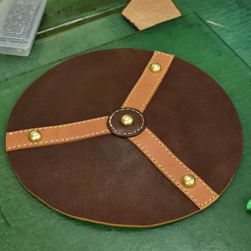 HERZ ヘルツさんのインスタグラム写真 - (HERZ ヘルツInstagram)「【HERZ創業者:近藤オリジナルモデルのボンサック(W-1)】﻿ ﻿ ヘルツ創業者モデルの鞄には、特別なハンマー入りの刻印タグを取り付けています。﻿ ﻿ 厚みのあるプルアップレザーをぐるりと円筒形に縫い上げ、革紐で豪快に絞って仕上げた逸品。革の風合い豊かな表情が魅力のボンサックです。﻿ ﻿ #ヘルツ #鞄 #革鞄 #革製品 #ボンサック #ショルダーバック #レザーバッグ #レザー  #革 #herz #herzbag #leather #leatherbag #madeinjapan  #handmade」8月4日 19時09分 - herz_bag