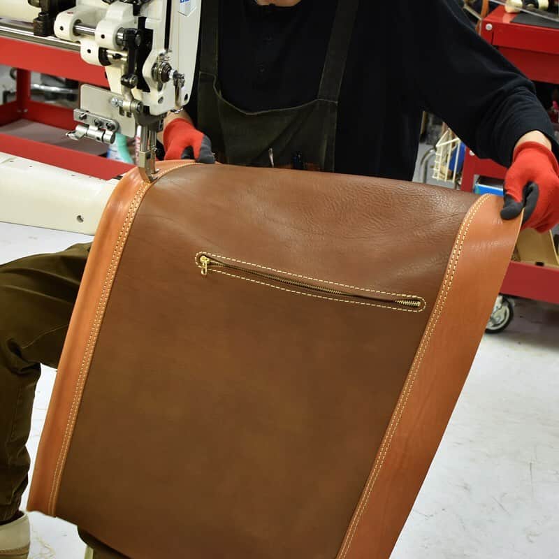 HERZ ヘルツさんのインスタグラム写真 - (HERZ ヘルツInstagram)「【HERZ創業者:近藤オリジナルモデルのボンサック(W-1)】﻿ ﻿ ヘルツ創業者モデルの鞄には、特別なハンマー入りの刻印タグを取り付けています。﻿ ﻿ 厚みのあるプルアップレザーをぐるりと円筒形に縫い上げ、革紐で豪快に絞って仕上げた逸品。革の風合い豊かな表情が魅力のボンサックです。﻿ ﻿ #ヘルツ #鞄 #革鞄 #革製品 #ボンサック #ショルダーバック #レザーバッグ #レザー  #革 #herz #herzbag #leather #leatherbag #madeinjapan  #handmade」8月4日 19時09分 - herz_bag