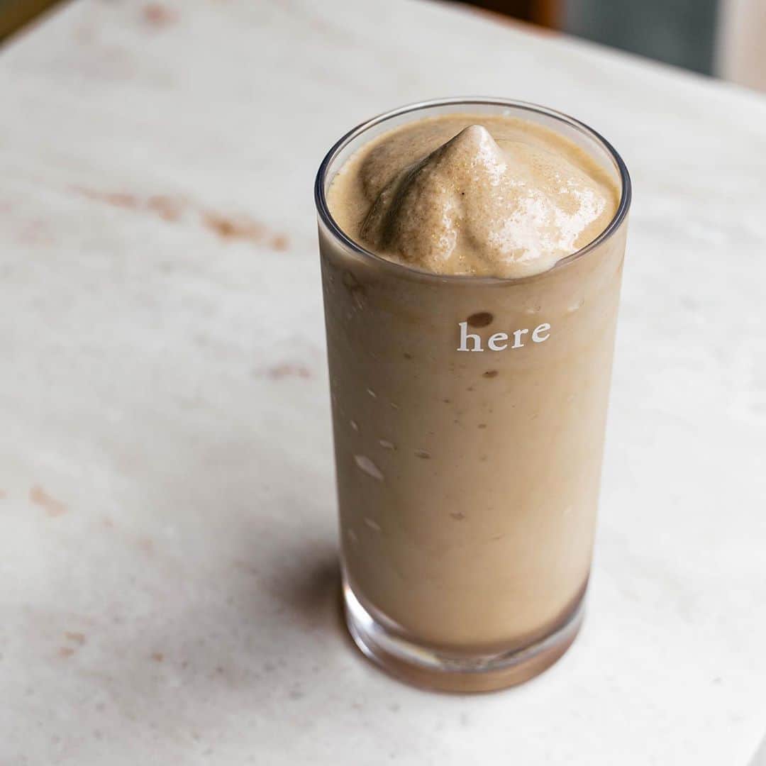 山口淳一さんのインスタグラム写真 - (山口淳一Instagram)「Our frozen caffe latte is fluffy. 今週から密かにスタートした、フローズンカフェラテ・フラッフィー。 Fluffy＝ふわふわ という意味で、ミルクのふわふわ感が感じられるフローズンカフェラテとなっております。 元々甘味も入っておりますが、here blendのエスプレッソがベースですので、コーヒー感もしっかり感じられます。 しばらくは13時頃からの販売で、売り切れ次第終了となります。 — #japan #kyoto #here #coffee #herekyoto #canele #latte #latteart #art #cafe #slayer #espresso #roasting #glass #日本 #京都 #コーヒー #カヌレ #ココカヌレ #ラテ #ラテアート #アート #スレイヤー #エスプレッソ #焙煎 #バリスタ #おうちでココカヌレ #お取り寄せ #お取り寄せスイーツ #フラッフィーラテ」8月4日 19時21分 - junichi_yamaguchi