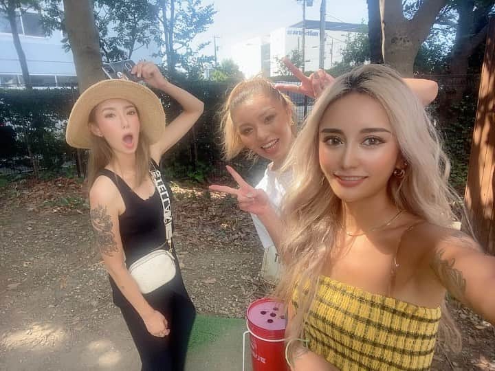 のインスタグラム：「イェ〜イ…………イェイ  死ぬ😂😂😂😂😂  中学校みんな隣同士のマブダチ☆ 大人になっても友達は変わらない❤️  BGMは蝉」