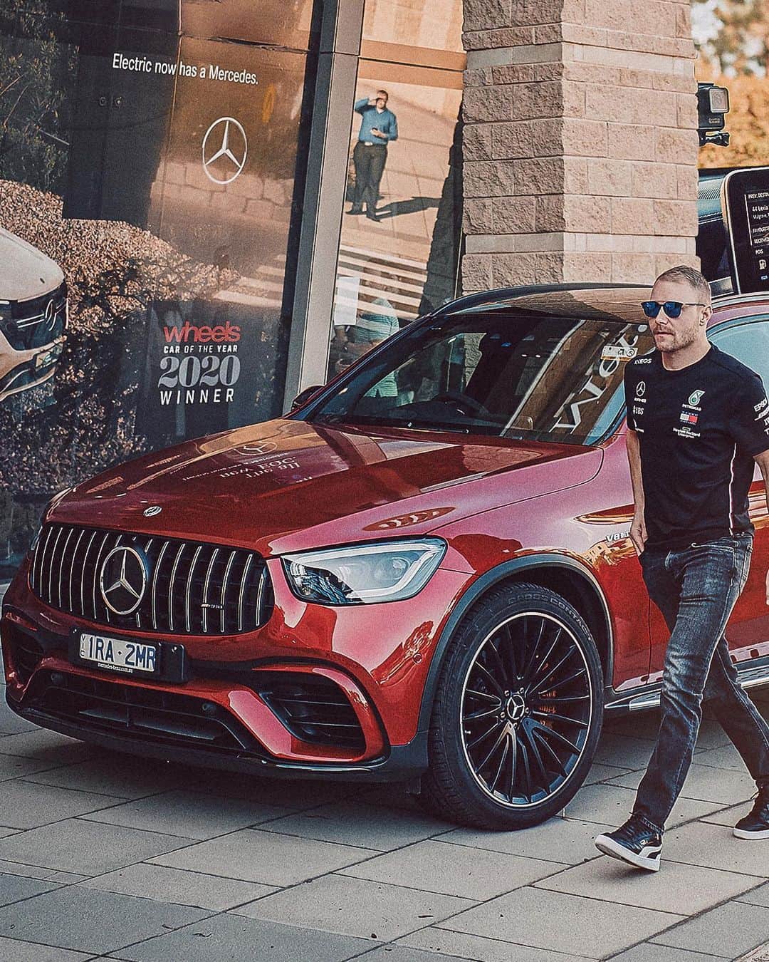 のインスタグラム：「[Kraftstoffverbrauch kombiniert: 12,4–12,3 l/100 km  CO₂-Emissionen kombiniert: 282–280 g/km  mb4.me/DAT-leitfaden  Mercedes-AMG GLC 63 S 4MATIC+]  The right setting for every driver type.⚙️💯 @valtteribottas enjoys the AMG DYNAMIC SELECT driving program with AMG-specific parameterization. #DrivingInnovation #MercedesAMG」