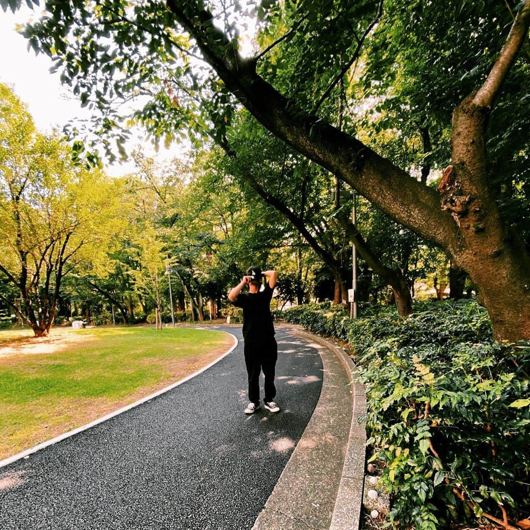 土屋光太朗のインスタグラム：「リフレッシュな日 セミがミーンミーンミーン鳴いてると夏だなぁ…いいなぁ。としみじみ思う。 . ひぐらしの鳴き声がいっちゃん好き😌 #day #kuta #fashion」