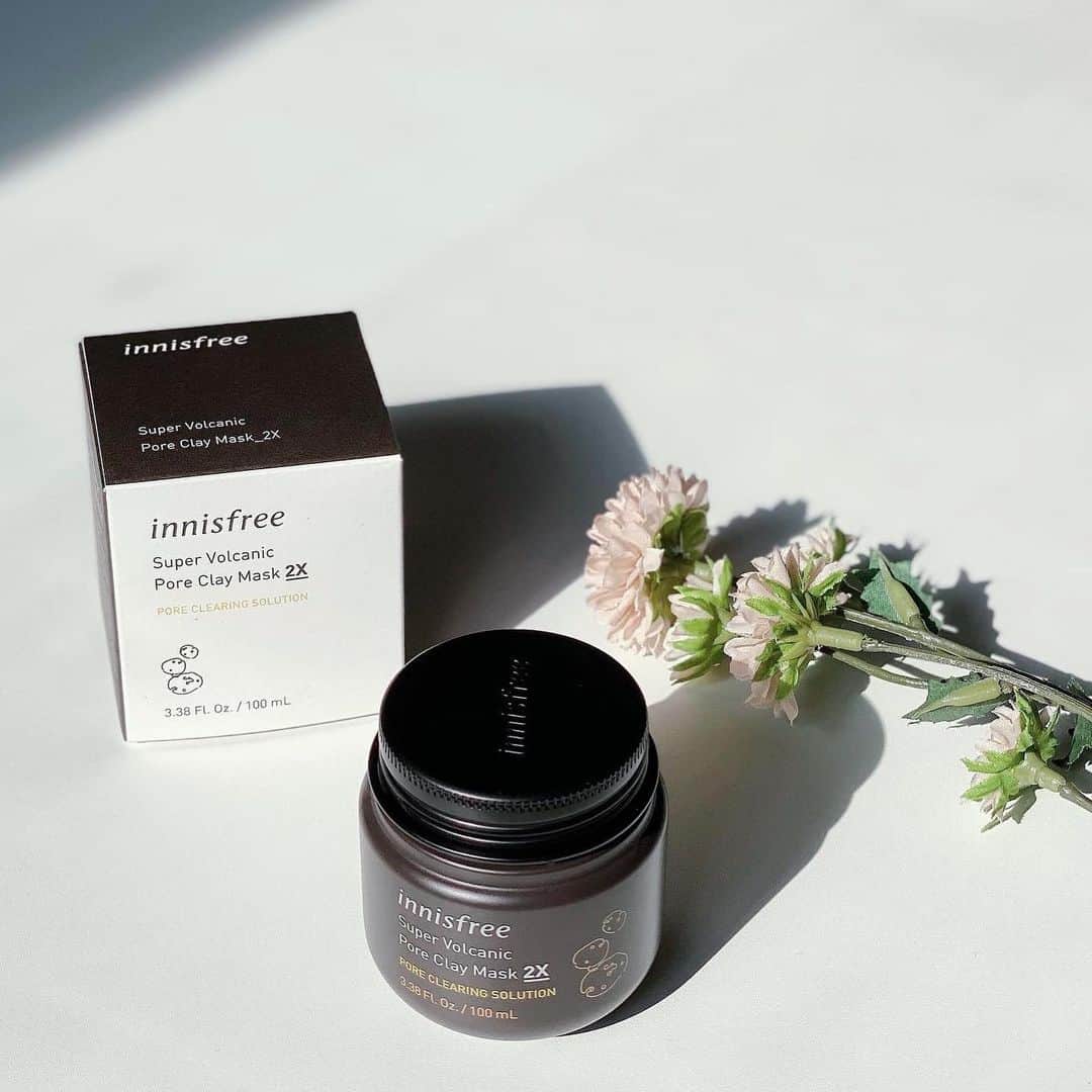のインスタグラム：「. 毛穴に特化した火山マスク🌋🇰🇷 . ✔︎ innisfree(イニスフリー) スーパーヴォルカニック ポアクレイマスク 2X  . これ毛穴ケアアイテム探してる 全ての人に是非お勧めしたい😂 韓国のチェジュ島でしか摂るのことのできない 火山灰が毛穴の汚れを吸着してくれて ツルツルなお肌にしてくれる超有名なマスク🌋👏 . ☆使い方☆ ①すっぴんの状態でまずお手持ちの クレンジング(できればオイル)で皮脂を 柔らかくする様に小鼻とか毛穴が気になる所を 重点的にくるくるマッサージしてから洗い流す。 マッサージの時に綿棒で優しく小鼻拭き取ると角質取れるよ！ ②この火山マスクを塗って10分から15分たったら洗い流す。 ③冷蔵庫で冷やしておいたパックや化粧水でしっかり保湿。 .  これだけで肌もワントーン明るくなるし 毛穴もスッキリするから本当にオススメ👏 クレンジングの工程入れるとより毛穴スッキリするよ☺️ やり過ぎると肌に悪いから肌の様子見て週1、2回がオススメ✨ マスク後はしっかり保湿してね🌿 . スタコリで1000円でゲットできるよ🇰🇷 定価より安くゲットできるし、 韓国コスメはほぼここでしか買わない🤣 @stylekorean_japan   .  #コスメ#スキンケア#韓国美容#美容#スキンケア用品 #inisfree#イニスフリー#毛穴ケア#スキンケア紹介 #スーパーヴォルカニックポアクレイマスク #コスメレポ#火山マスク#パック#マスク  #角質ケア#화장품#化妆品#はるさんのコスメレポ」