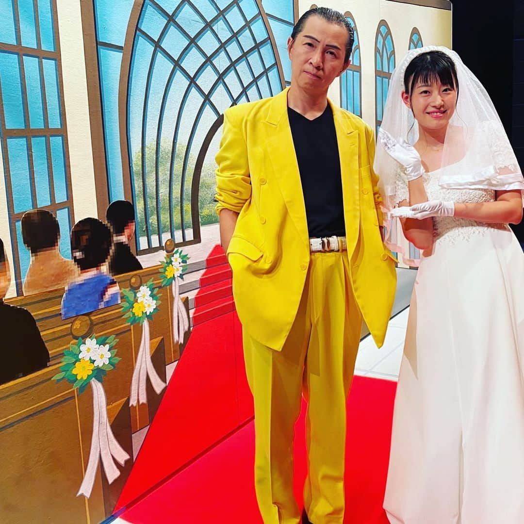 アキ（荒木良明）さんのインスタグラム写真 - (アキ（荒木良明）Instagram)「月曜日千穐楽を迎えさせていただいた吉田裕リーダー週、ありがとうございました🙏役でウェディングドレスを着た鮫島幸恵ちゃんとパシャり。その手は？？笑 ほんとに参列してるみたいな絵と角度。技術やねぇ〜  #鮫島幸恵　ちゃん #なんばグランド花月 #新喜劇アキ」8月4日 19時29分 - mizutamareppuaki