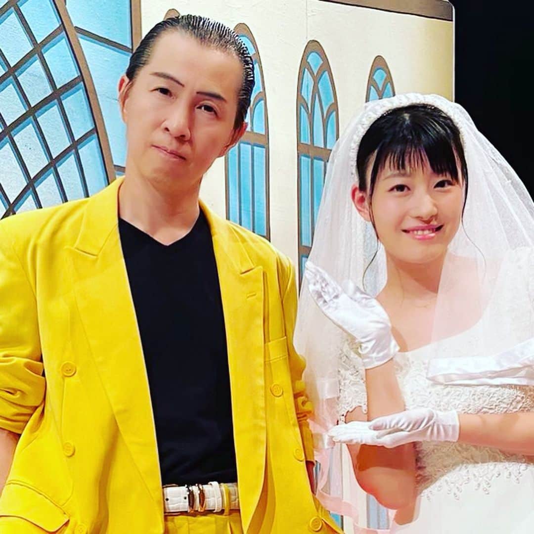 アキ（荒木良明）のインスタグラム：「月曜日千穐楽を迎えさせていただいた吉田裕リーダー週、ありがとうございました🙏役でウェディングドレスを着た鮫島幸恵ちゃんとパシャり。その手は？？笑 ほんとに参列してるみたいな絵と角度。技術やねぇ〜  #鮫島幸恵　ちゃん #なんばグランド花月 #新喜劇アキ」
