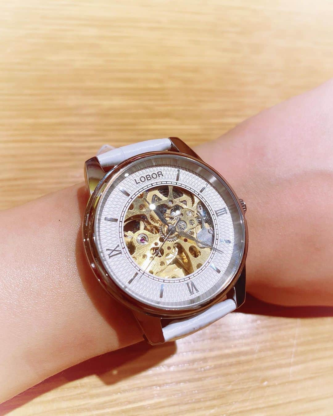 五月千和加さんのインスタグラム写真 - (五月千和加Instagram)「. @loborjapan の時計🕰 DYNASTY COLLECTION 40mm ホワイトの時計って清楚だけどかっこいい🥰❗️❗️  大きめだけど わたしは個人的に大きめが好き💓  ♥️クーポンコード♥️ 【satsugze】 ご使用で10パーセントオフになります🎀  #lobor  #ロバー  #腕時計  #時計  #手元倶楽部   🎀🎀🎀🎀🎀」8月4日 19時24分 - satsuki_senwaka