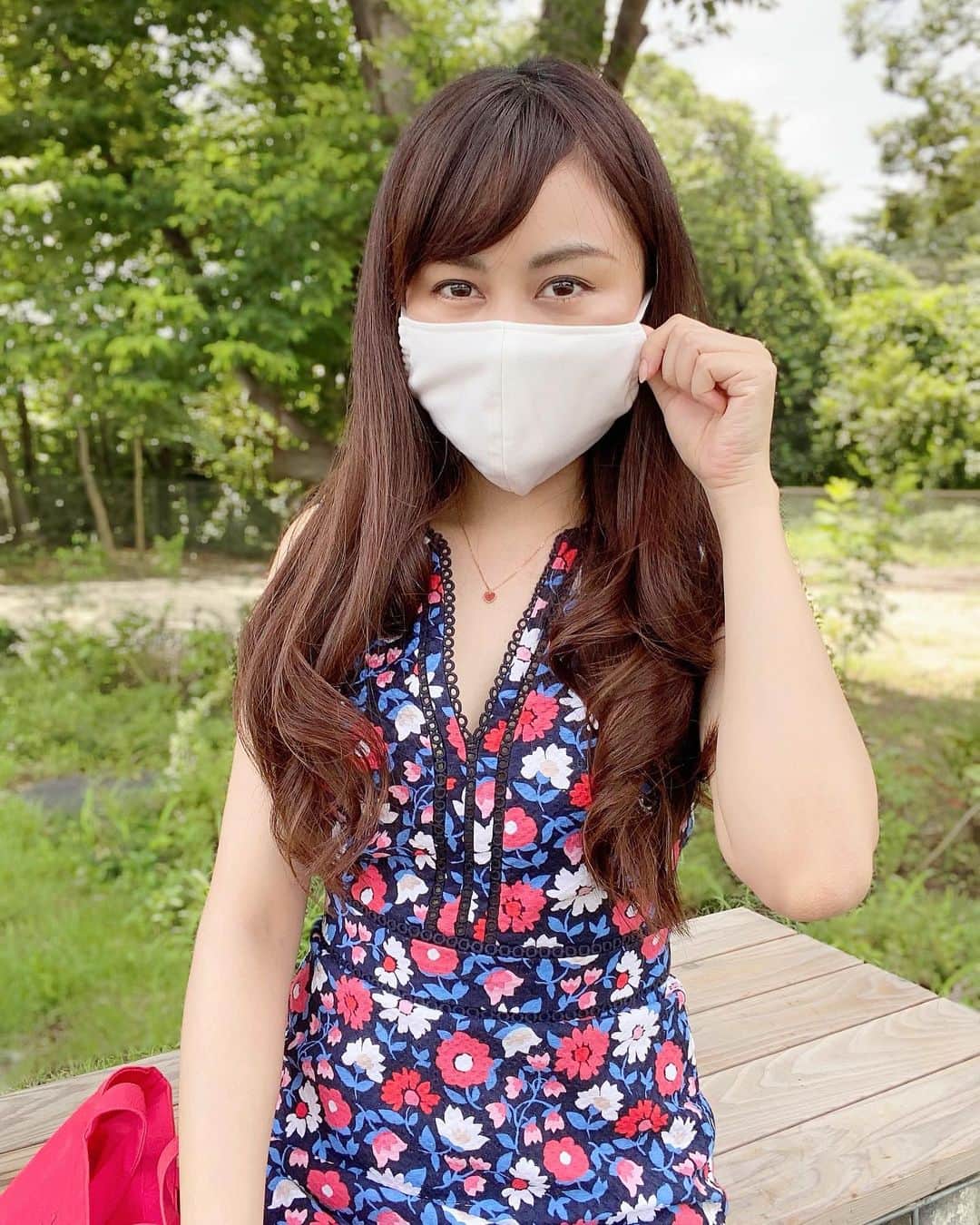 野本愛さんのインスタグラム写真 - (野本愛Instagram)「福井県の老舗アパレルメーカーさんが作った﻿ 「洗えるひんやり夏マスク」使ってみたら、﻿ 今までにない感じで肌触りいいし、﻿ 息吸いやすいし、﻿ 熱こもらないし 汗も吸収してくれていい〜😆❣️❣️﻿ ﻿ 布マスクってつけると鼻がムズムズして﻿ 痒くなるからあまりつけてなかったんだけど、﻿ このマスクは、﻿ ﻿ シルクの成分を分解して抽出した﻿ セリシンと呼ばれるタンパク質﻿ が使われているから、﻿ 絹の肌触りで﻿ 保湿性・保温性・放湿性に優れてるから﻿ 心地いいんだよね❤️😍﻿ ﻿ 今マスクで肌荒れする人が﻿ 増えてるみたいだけど、﻿ 不織布よりこういうマスクの方が﻿ 汗を吸収してくれるからいいかも知れないよ😃💕﻿ ﻿ 気に入った🥰🥰❤️❤️﻿ ﻿ 平ゴムだから痛くなりにくいし、﻿ ＵＶカット・接触冷感・吸汗速乾・抗菌で高機能だよー❤️﻿ 何度も洗えるのはいいね😊✨﻿ ﻿ #夏マスク #布マスク #接触冷感マスク #接触冷感 #uvカットマスク #吸水速乾 #マスク女子 #感染症対策 #新しい生活様式 #抗菌 #快適な暮らし #マスク肌荒れ #肌荒れ対策 #コロナに負けない #今日のマスク #福井県 #美容マニア #美容オタク #健康オタク #maskgirl #メイドインジャパン #japanesegirl #madeinjapan」8月4日 19時25分 - himemode