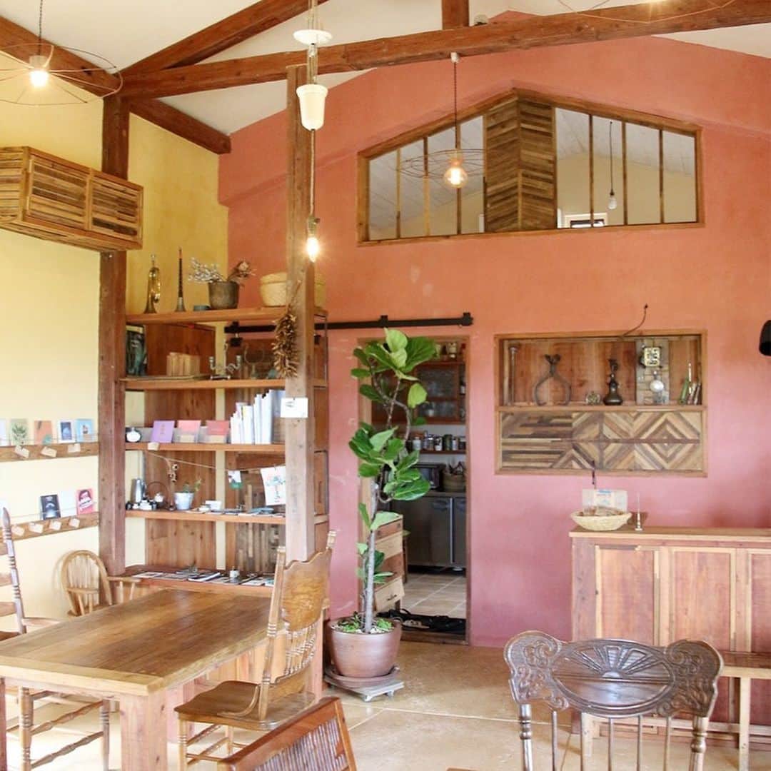 HereNowさんのインスタグラム写真 - (HereNowInstagram)「Cuba-meets-Okinawa style DIY lodge  📍: somos（Okinawa）  "Of course summer time here is nice, but the lodge is also wonderful in early spring and October to November. Watching the soft morning light or the sunset from the cafe’s open windows is such a great feeling. You might enjoy your stay here so much that you forget to go out!" Editor, Masayuki(@sesokomasayuki )  #herenowcity #herenowokinawa #wonderfulplaces #beautifuldestinations #travelholic #travelawesome #traveladdict #igtravel #livefolk #instapassport #optoutside #hotelroom #hotellife #hoteldesign #besthotel #Okinawa #instajapan #japantour #explorejapan #沖縄 #沖縄観光 #沖縄旅行 #오키나와 #오키나와여행 #일본여행 #日本旅遊」8月4日 19時25分 - herenowcity
