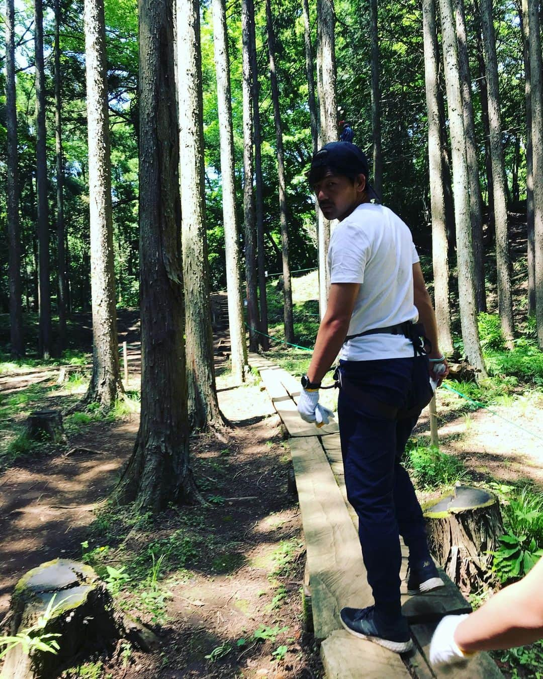 松井大輔さんのインスタグラム写真 - (松井大輔Instagram)「三密を避けながら遊べる。 体も動かせる。  #森 #マイナスイオン #Woods #ツリークロスアドベンチャー  #三密を避けて  #必死 #横浜fc  #yokohama #サバイバル #めっちゃきついけど  #楽しい #happy」8月4日 19時25分 - matsuidaisuke_official