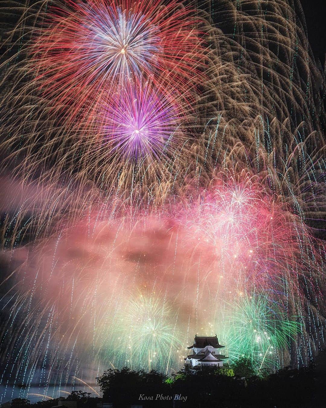 コサさんのインスタグラム写真 - (コサInstagram)「伊賀上野城と花火のコラボは最高でした お城と花火の相性っていいですよね〜 . Location:三重 Mie / Japan🇯🇵 Date:2019.7.21 . #伊賀上野城 #三重 #花火 #fireworks #visitmie #visit_tokai #s_shot_花火大会 #lbj_ff20 #japan_night_view_member #sorakataphoto  #art_of_japan_ #tokyocameraclub #dpj_member #IG_PHOS #photo_jpn #ptk_japan #pt_life_ #bestjapanpics #LBJ_Legend #広がり同盟メンバー #YourShotPhotographer #light_nikon #nipponpic_member #special_spot_legend #s_shot #japan_of_insta #bestphoto_japan #Rox_Captures #kf_gallery_vip #1x_japan」8月4日 19時26分 - kosa_photo