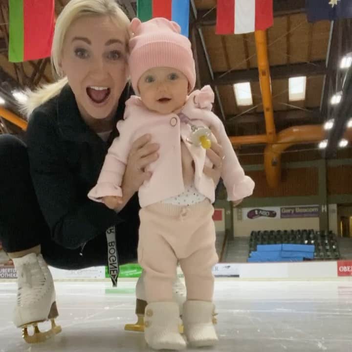 アリオナ・サフチェンコのインスタグラム：「@amilia.and.co dancing on the ice with mummy 🥰⛸ _ #edeafamily #edea #edeaskates #baby #cute #love #skate #skating #johnwilsonblades」