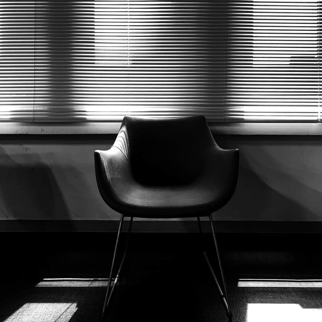 naotakeのインスタグラム：「椅子 - A chair / iPhone XR & Snapseed, 20200805 . . 在宅勤務の日の方が、忙しく感じるのは気のせい？ . . #spicollective #royalsnappingartists #infamous_family #rsa_main #infinity_photo_cult #2_fineart #jp_gallery_member #jp_gallery_bnw #trb_bnw #wp_bnw  #bnw_life #bnwlife_member #bnw_life_shots #bnw_captures #world_bnw #top_bnw #team_jp_ #team_jp_モノクロ #ig_energy_bw #ig_nihon #streetphotographybnw #igersjp #blackandwhite #bnw #bnwphoto #monochrome #bw #bnwphotography #ShotOniPhone #shotoniphoneXR」
