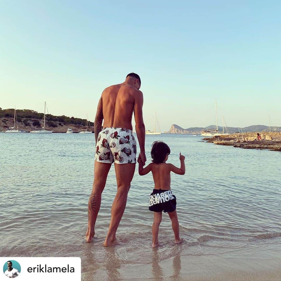 トッテナム・ホットスパーFCさんのインスタグラム写真 - (トッテナム・ホットスパーFCInstagram)「☀️ 🌊 On holiday with @eriklamela...」8月4日 19時38分 - spursofficial