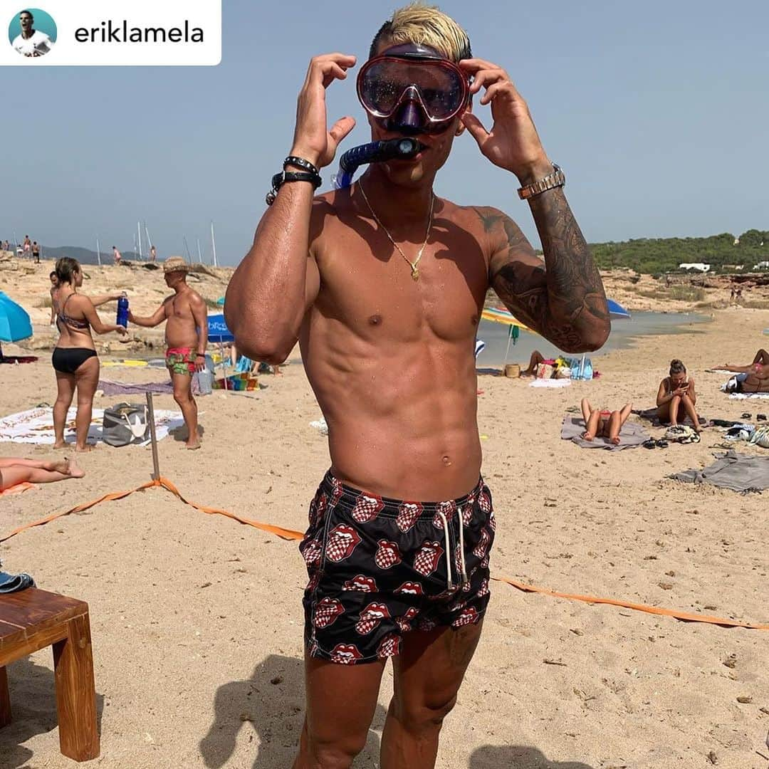 トッテナム・ホットスパーFCさんのインスタグラム写真 - (トッテナム・ホットスパーFCInstagram)「☀️ 🌊 On holiday with @eriklamela...」8月4日 19時38分 - spursofficial