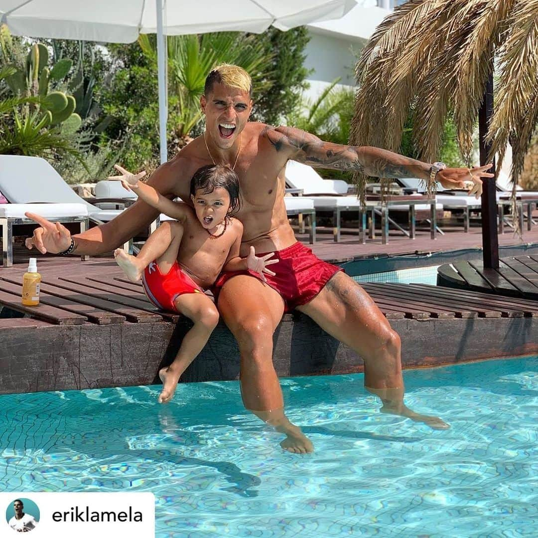 トッテナム・ホットスパーFCさんのインスタグラム写真 - (トッテナム・ホットスパーFCInstagram)「☀️ 🌊 On holiday with @eriklamela...」8月4日 19時38分 - spursofficial