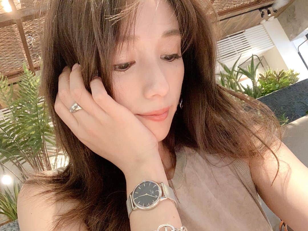 のインスタグラム：「6月23日より、日本での発売がスタートしたデンマーク発の時計ブランド　@augustbergjapan 🕰✨  実は、日本のクォーツムーブメントを搭載していて、精度には高い信頼性があり、また医療用ダブルステンレススチールケースを採用しているので耐久性や耐腐食性もあります✨  どの時計もシンプルながらも存在感のあるデザインで、ミニマルかつ機能性も🙆‍♀️です。  私はモダンビンテージなデザインのSerenityディープブルーにしました！ わりとどんな洋服にも合わせやすくてお気に入り☺︎❤︎ カジュアルなスタイルの時につけたいな♪  “Timefulness” 時間を大切に思いながら、 意識的に時を刻んでいきたいですね😊 8月も、充実感のある日々を過ごせるといいなぁ〜❤︎  #augustbergjp #オーガストバーグ #オーガストバーグジャパン #タイムフルネス」