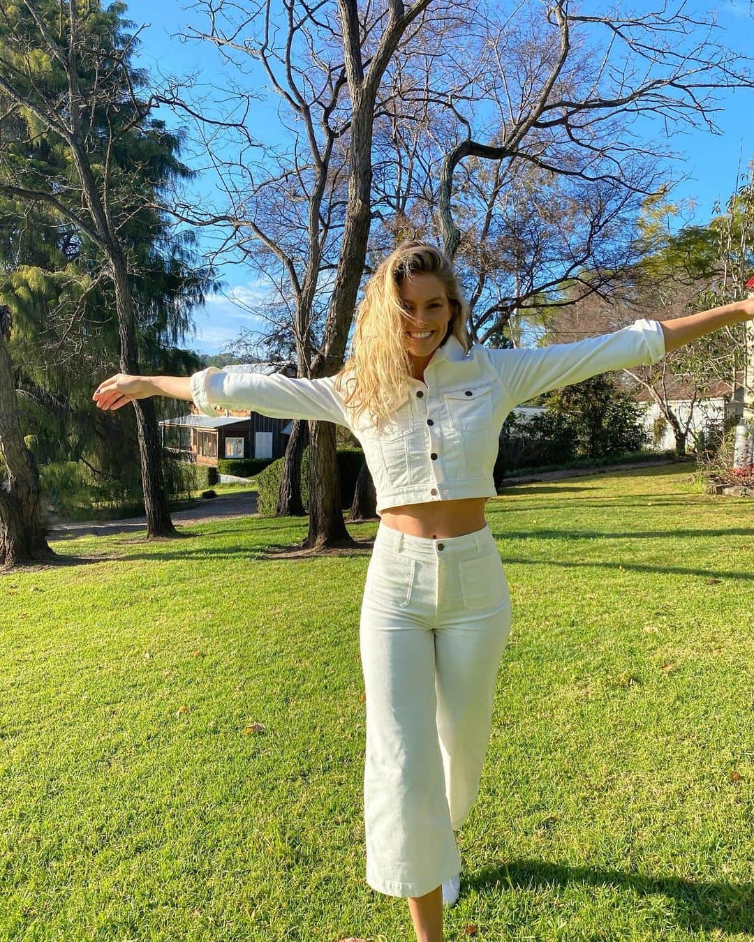 ナタリー・ジェーン・ローザーのインスタグラム：「*heart sings* 💛🎶  My gorgeous outfit is by my Byron faves, @arnhem_clothing   #nofilter」