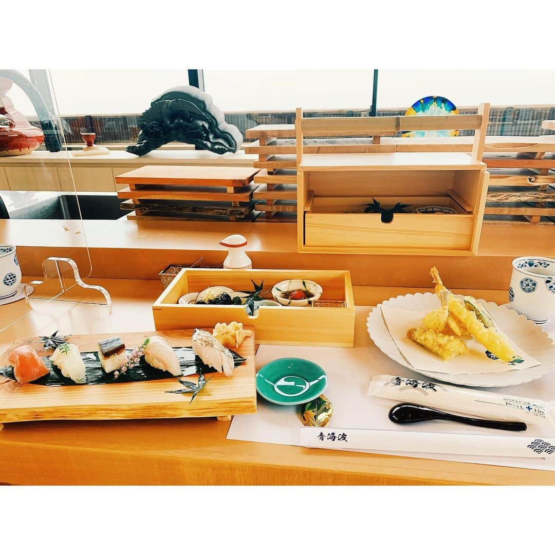 沙央くらまさんのインスタグラム写真 - (沙央くらまInstagram)「@seikaiha.awaji  #青の舎  グランドオープンしたばかりの #ソーシャルディスタンスレストラン　での海を眺めながらのランチ  和食の#青の舎　洋食 #海の舎　  今回は青の舎の方へお邪魔しました。  ここでは、#淡路島 の#由良港 でとれた新鮮な旬の魚介類や#淡路島食材 を使用した握り鮨、#淡路牛 #淡路たまねぎ 等が楽しめます。  重箱を開けた時のワクワクが一人で来た私でも楽しめました♪  このような時期なので、とてもドキドキしましたが、  さすがソーシャルディスタンスレストランというだけあり、  入り口での検温をはじめ、食事も対面ではなく、広い海を眺め、自然と対話しながらの食事はどこか新しく、淡路の魅力と向き合う素敵な空間でした。  天井も高く、 隣のお客様との間にも飛沫防止シールドが置かれて、前後もオシャレなひな壇になっている客席のようなレストランはこれからの時代の貴重な未来への第一歩ではないでしょうか。。  こんな近くで海を眺めたのはいつぶりだろうか、、、。  こんな楽しみ方がこれから増えたら、少し気持ちが健やかになれそうです。  青海波はこれだけではありません。この後素敵なお楽しみ#波乗亭　へ  後半へ続く、、、  #沙央くらま #コマバサダー日記 #pr  #淡路島好きな人と繋がりたい  #awaji #淡路島西海岸 #Awajiwestcoast #海が好きな人と繋がりたい  #seikaiha  #青海波   ※この度はお仕事として、ソーシャルディスタンスをとり、三密を避けるなど、スタッフの皆様の厳重な対応のもと、淡路島へ行かせて頂きました。」8月4日 19時32分 - kurama_sao