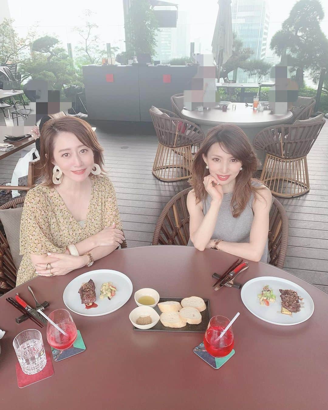 sachi♡さんのインスタグラム写真 - (sachi♡Instagram)「♡_  こんばんは🌙  CE LA VI TOKYO @celavitokyo で たーたん @moncabitata  とランチして来たよ♡  開放感あるテラス席でゆったりとお食事しながら おしゃべりして楽しかったー♬  お肉美味しかった🥩🤤  日頃の疲れが吹っ飛んでパワー貰えた♡ たーたん、ありがとー♡  #celavitokyo #渋谷 #渋谷ランチ #東京グルメ #テラスランチ #テラス席 #女子会 #女子会ランチ #ランチ #きれいめカジュアル #ママコーデ #おちびコーデ #Sサイズコーデ #低身長コーデ #お洒落さんと繋がりたい #40代コーデ #50代コーデ #アラフォーコーデ #アラフィフコーデ #アラフィー #jマダムのおしゃれ #大人女子 #美魔女 #美容モデル #ミセスモデル #着回しコーデ #美女友 #ponte_fashion #mineby3mootd #ootd_kob」8月4日 19時34分 - nail_salon_felice04