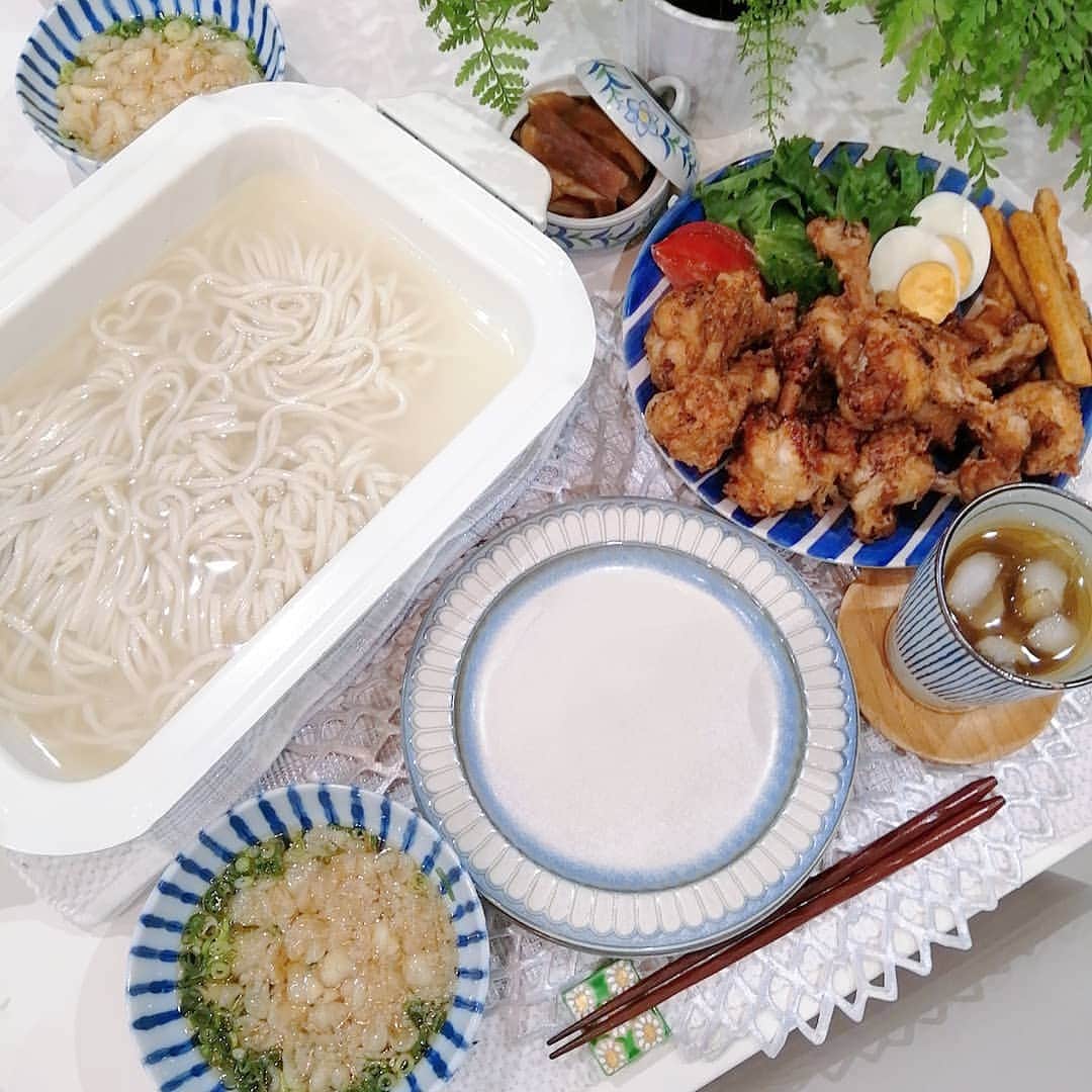 のインスタグラム：「#晩御飯#食費月13000円   #天領うどん  手羽元のチューリップ唐揚げ ごほうの唐揚げ  今日はおじいちゃんの初盆の法要☺ コロナの影響で私達家族は宮崎まで行けず😭💦  宮崎に行ったとき必ず食べてた天領うどんを両親に買ってきてもらったよ！  エアコンの掃除(ほぼ恭介が)カーポートの掃除(完全に恭介が)をして、すごくスッキリ✨ キッチンの断捨離でカウンター下収納も1つ空いた！嬉しい〜🙆🙆🙆  #晩ごはん#晩ご飯#夕食#夕御飯#夕食#おうちごはん#節約#節約ご飯#晩御飯#デリスタグラム#デリスタグラマー#クッキングラム#ワーママ#大分#instafood」