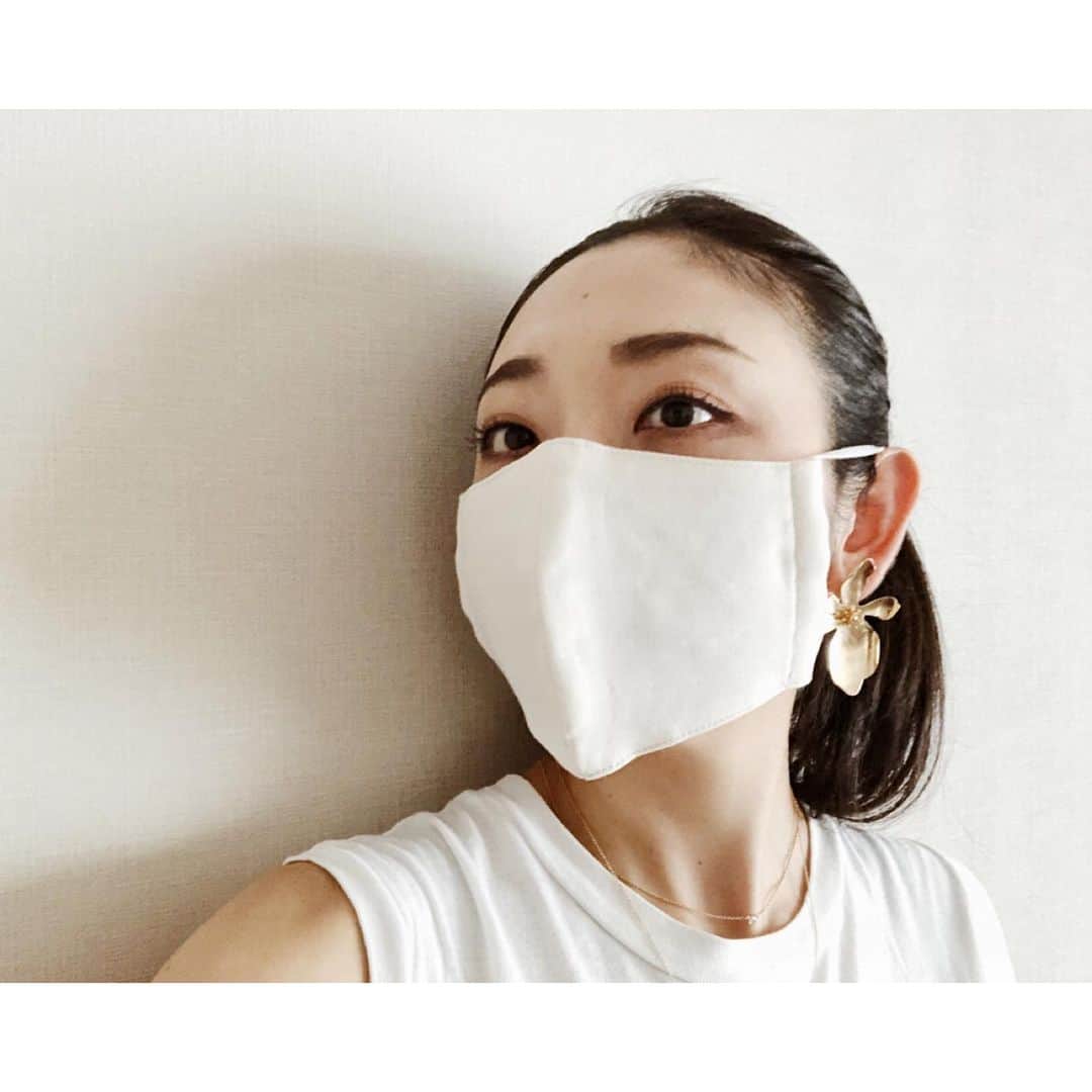 太田彩乃のインスタグラム：「オーガニックコットン100%のマスク🌏 不織布のマスクだと頬骨のところが痒くなっちゃって…いろいろ試してるところだったから嬉しいなぁ。 @casa_fline  . . #オーガニックコットンマスク #肌触り良い #オーガニック #地球に優しい暮らし #サステナブル #サステナブルライフ #organic #sustainable #サステイナブル」