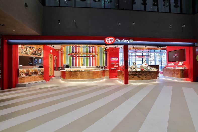 KITKAT Chocolatoryさんのインスタグラム写真 - (KITKAT ChocolatoryInstagram)「8月4日(火)に全国では8店舗目、都内では4店舗目、「キットカット ショコラトリー」として初となる体験型ショップ、ミヤシタパーク渋谷店がオープンいたしました。﻿ ﻿ 「オリジナル キットカット」を自由に手作りできる世界初のサービスをはじめ、どなたでも演奏できる「キットカット」デザインのピアノが登場します。﻿ ﻿ #キットカット #キットカットショコラトリー #チョコ #スイーツ #カフェ #渋谷 #東京 #MYキットカット #世界に一つのキットカット #ミヤシタパーク #Kitkat #Kitkatchocolatory #Chocolate #sweets #cafe #Shibuya #Tokyo #MyKitkat #MIYASHITAPARK」8月4日 19時48分 - kitkat_japan_official