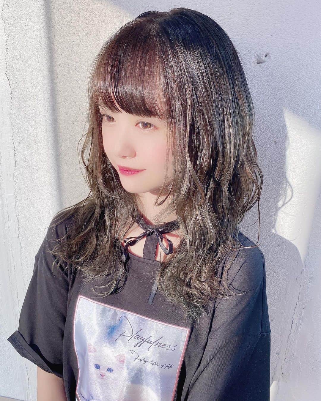 のインスタグラム：「new hair♥︎︎∗︎*ﾟ . 赤みを消したかったのでアッシュ系にしたよ！ 髪の長さも結構切りました✂︎ . #haircolor #newhair #ヘアカラー #ヘアスタイル #hairstyle #ヘアアレンジ #巻き髪 #アッシュカラー #美容室 #hairworkshelm #hairsalon」