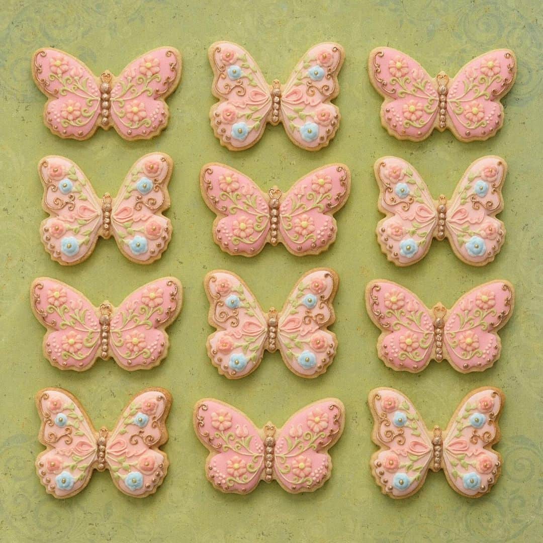 KUNIKAさんのインスタグラム写真 - (KUNIKAInstagram)「Floral butterfly cookies 🦋﻿ ﻿ 皆さまいかがお過ごしでしょうか？﻿ 私はまた最低限の外出にして毎日家で過ごす日々です。﻿  ロンドンのお家は基本的に冷房がついてないので(最近は異常気象ですが、今までは必要なかったので暖房しかないのです。)4年ぶりに冷房の効いた快適な空間を楽しんでます🎐﻿ (...少しでもちょっとした楽しみを見つけていくスタイルで乗り切るぞ🍉﻿) ﻿ #artofkunika」8月4日 19時39分 - _kunika_