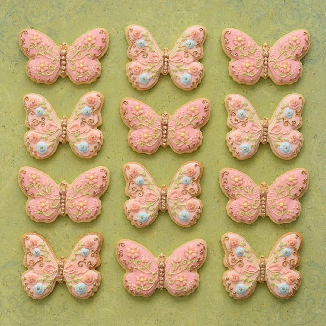 KUNIKAのインスタグラム：「Floral butterfly cookies 🦋﻿ ﻿ 皆さまいかがお過ごしでしょうか？﻿ 私はまた最低限の外出にして毎日家で過ごす日々です。﻿  ロンドンのお家は基本的に冷房がついてないので(最近は異常気象ですが、今までは必要なかったので暖房しかないのです。)4年ぶりに冷房の効いた快適な空間を楽しんでます🎐﻿ (...少しでもちょっとした楽しみを見つけていくスタイルで乗り切るぞ🍉﻿) ﻿ #artofkunika」