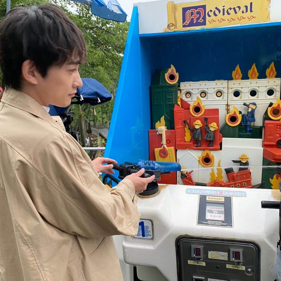 Sisterのインスタグラム：「爽と秋山の遊園地デートの時にパシャリ📸✨ 涼しい顔してシューティングゲームで遊ぶ #町田啓太 さん‼︎ 最終回、秋山には一番大切なことを射止めてほしいっ🌹🙏 最後は一体どうなっちゃうんでしょう㊙️💓  #ギルティ #ドロキュン  #最終回 #8月6日木曜よる11時59分」