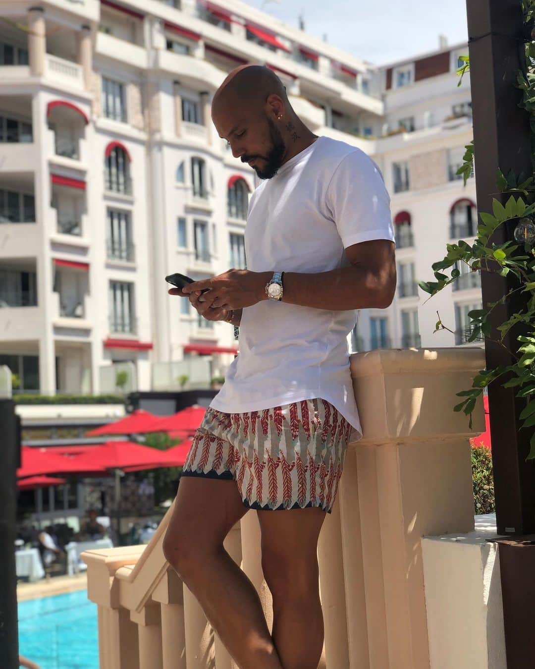 ヨアン・ベナルアンのインスタグラム：「Plus aucunes barrières de langues Majestic avec @slatchapp , durant l été cannes est le centre des affaires ,puis se transforme en une fraction de seconde en carrefour de l amour ❣️🛩📱... Merci #slatch de m accompagner dans chaque instant de ma vie et de me permettre de communiquer dans toutes les langues du monde 🇫🇷🇨🇰🇯🇵🇵🇹🇸🇰🇹🇳🇮🇹🇺🇸 @slatchapp @hotelbarrierelemajestic #thefutureisbright #cannes #business #love #holidays 🦅 💯 GRATUIT ❗️❗️❗️❗️」