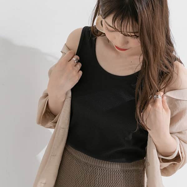 夢展望さんのインスタグラム写真 - (夢展望Instagram)「. ﻿ ＼pickup item♥︎／﻿ ﻿ @minapo_mu ちゃん着用🌷  今夏1枚はあると便利なタンクトップがお求めやすい価格で登場！﻿ 程よく伸縮性のあるテレコリブ生地を使用しているので着心地が抜群◎﻿ ベーシックなクルーネックと抜け感のあるスクエアネックの2WAY仕様です♥︎﻿ ﻿ ﻿ *﻿ *﻿ ﻿ #2wayリブタンクトップ  ¥990＋tax (品番:530197)﻿ ﻿ ﻿ 画像をタップして詳細をチェック✔︎﻿ ﻿  #夢展望 #yumetenbo #Newlyme #ニューリーミー #2020ss #fashion #ootd #l4l #outfit #プチプラ #トレンド #春コーデ #夏コーデ #今日のコーデ #きょコ #お洒落さんと繋がりたい ﻿ #韓国ファッション #韓国好きな人と繋がりたい #淡色女子 #消えそうな色コーデ #淡色コーデ #大人カジュアルコーデ #シンプルコーデ #パンツコーデ #シンプルファッション #ブラックコーデ #モード系 #タンクトップ #タンクトップ女子」8月4日 19時43分 - yumetenbo_official