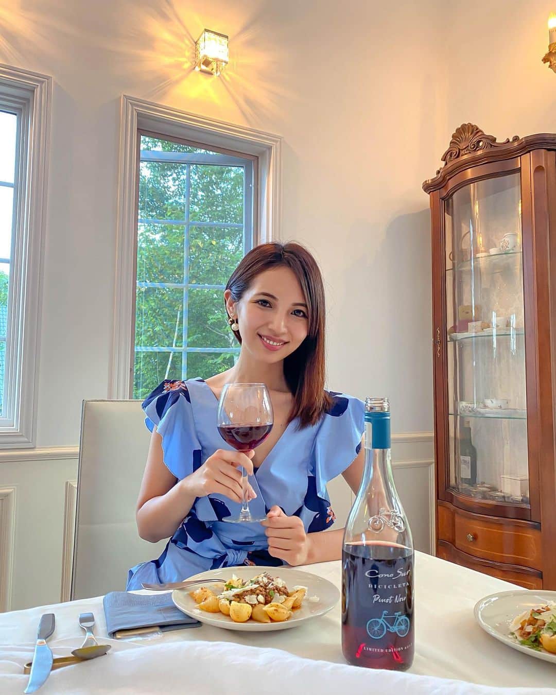 のインスタグラム：「お友達のおうちに呼んで頂いたので、 ワインを手土産に遊びに行ってきました🌟. . 私が持っていったワインはコノスル🍷. 冷やして美味しい赤ワインなので、夏にぴったり！ 夕食はイタリアンだったので、ラグーパスタにも合うし、 もう一つ手土産にしたゴルゴンゾーラとはちみつのマカロンにもベストマッチ🤭💯！！ お、美味しい〜♥️♥️！ 軽くて飲みやすくてお気に入りになりました🙆‍♀️. . お料理もとても美味しかったので、また投稿します🖋. . コノスルワインは👇. @conosurlovers.official プロフィールのURLから是非チェックしてみてね👌. . #コノスル #コノスルラヴァーズ #家飲み #おうちワイン #conosur #チリワイン #pr #wine #winelover #宅飲み #ピノノワール #ホームパーティー」