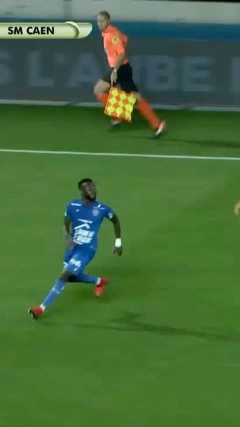 パペ・スアレのインスタグラム：「@estac_troyes 🔵⚪️ je voulais vous remercier tout d’abord pour l’opportunité le respect l’accueil que vous m’avez donné (Président ,Coach , Staff , Supporters et sans oublier mes coéquipiers Merci pour tout car vous m’avez tous donner la force de revenir après deux saisons difficiles @cpfc  J’ai su retrouver mes sensations le moral et la détermination. Je remercie encore le Bon Dieu , ma Famille , mes proches et à tous les gens qui ont été la pendant les moments difficiles surtout après mon choc en 2016...  Merci à vous tous et à très bientôt sur les terrain 💪🏿 #PS27」