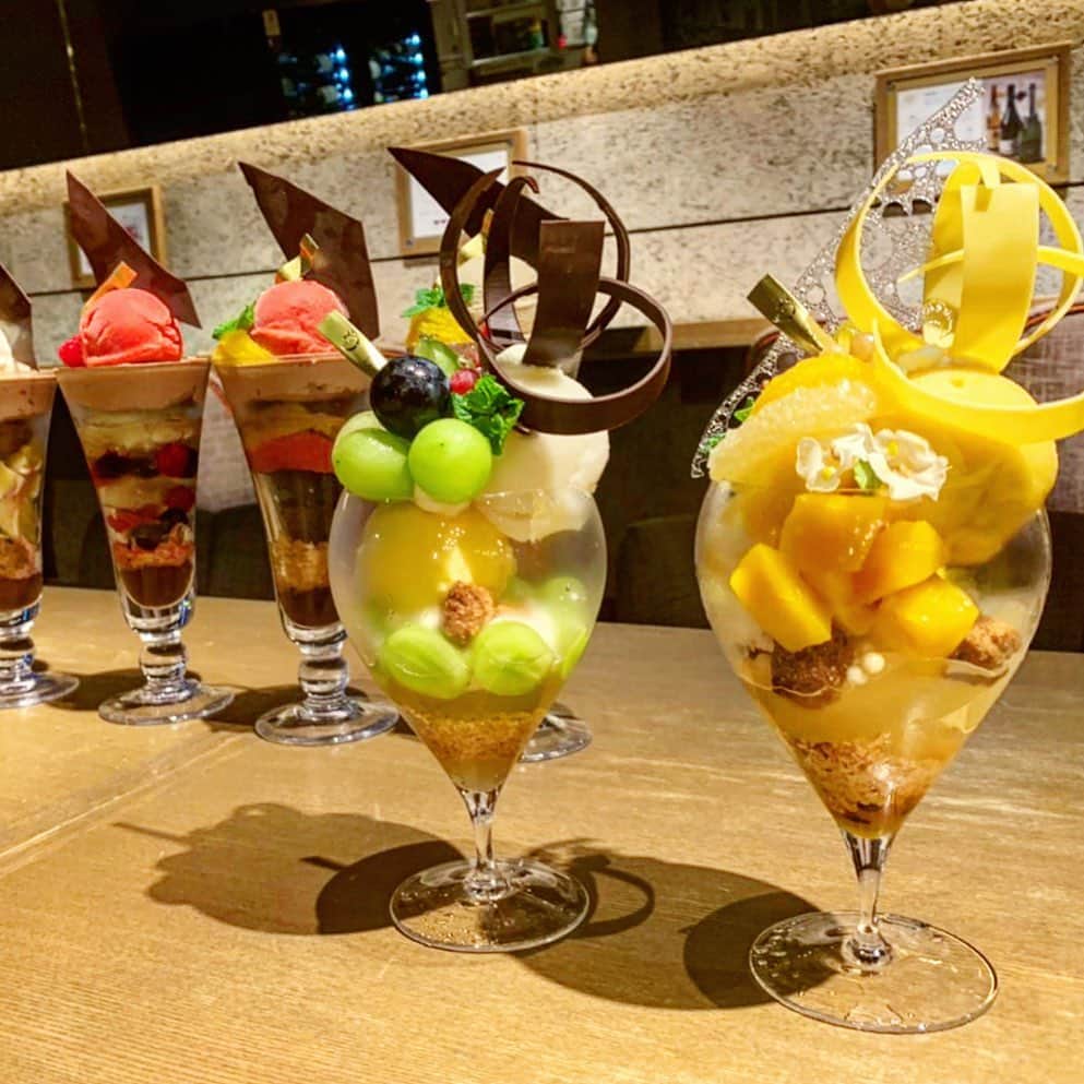 eguchikazuakiのインスタグラム：「たまにお客様の席で﻿ お店のお菓子やらケーキ、パフェを食べます😊﻿ ﻿ 作り手側の押し売りになってないかな❓﻿ なにを伝えたいのかな❓﻿ なんの為にこれ作ったのかな❓﻿ 誰に食べてほしいのかな❓﻿ ﻿ とか。﻿ ﻿ 凄く考える。﻿ よくお菓子屋さんパティシエだから他社のケーキ食べても分析するんでしょ、コンビニのお菓子は食べないでしょって言われますが。﻿ 確かにあまり食べないけど、食べる時は楽しんで食べます😊﻿ 他社の分析なんかはしないかな、学生の時はしていましたが、今は意味がないし、興味もない。﻿ ﻿ デリーモのこのパフェもそうだけど、﻿ 最後は私が伝えたい事をどれだけ詰め込めるか‼️﻿ それが江口和明のお菓子﻿ ﻿ それを伝えれるお菓子かどうかが大切🍭﻿ めちゃくちゃ手間がかかる時もあるし﻿ みんなからしたら謎な製法レシピもあるかな😅﻿ ﻿ そんな事はどうでも良くて﻿ そのお菓子は生み出される価値があるかないか❓﻿ ﻿ 今日も新しいお菓子に出会って、こんにちは。﻿ 明日も明後日もこんにちは、して﻿ お客様と同じ目線で食べてから、華々しくデビューします🍾﻿ ﻿ #delimmo #デリーモ #パティシエ #ショコラ #ショコラティエ #パフェ #並べて #食べて #考える #誰に食べてもらいたい #誰に食べさせたい #物語 #感じる #お菓子屋 #ケーキ屋 #何屋だ #江口和明 #eguchikazuaki #常識を疑え」