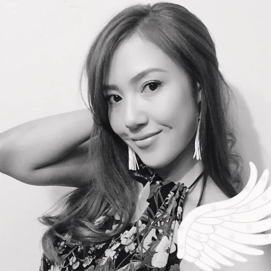 一木エリカのインスタグラム：「世界ではまだ女性差別ある国もありますね。。。 女同士でしか支えられないところやわからないこともあるから、そんなときはいつでも甘えてください。;)  #challengeaccepted #ilovebeingwoman #womansupportingwomen #ilovebeingamom #womanempowerment #blackandwhitechallenge   Thanks for nominating @camenina_mt @reka124 :)」