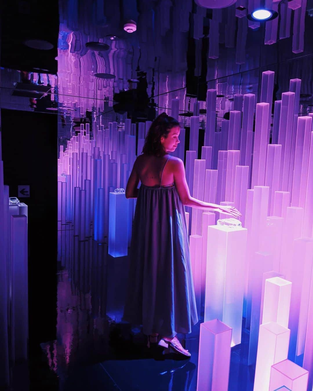 のインスタグラム：「🚙💎🛸 ・ ・ この間、横浜にあるニッサンパビリオンに行ってきたよ♥️ ・ 超近未来的で映画のTimeとかを思い出しちゃうぐらいだった空間🪐 ・  @nissanjapan の最先端技術をしようしたデジタルアートや大阪なおみ選手とバーチャル対戦できるのもすごい楽しかった😂💕🎾 ・ ・ カフェもあるし空間もオシャレだから家族でお出かけやデートにも良さそう☺️✌🏼✨ ・ ・ ・ #ニッサンパビリオン #nissanpavilion #日産 #PR #デジタルアート #横浜カフェ」