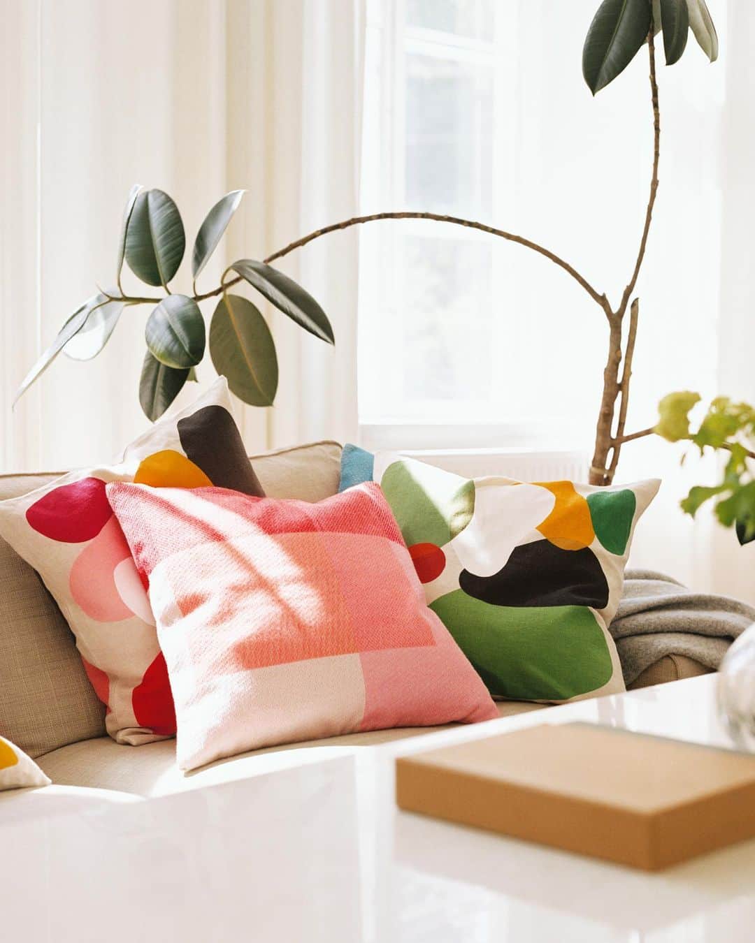 ARKETさんのインスタグラム写真 - (ARKETInstagram)「From the living room and bedroom to outdoor seating areas, decorating with cushions is a simple way to bring a warm and inviting atmosphere into your home. Our new selection of cushion covers is here – combine them freely to add colour and texture to your favourite lounging spots. Explore ARKET’s newest homeware arrivals: link in bio. - #ARKET #home」8月4日 20時04分 - arketofficial