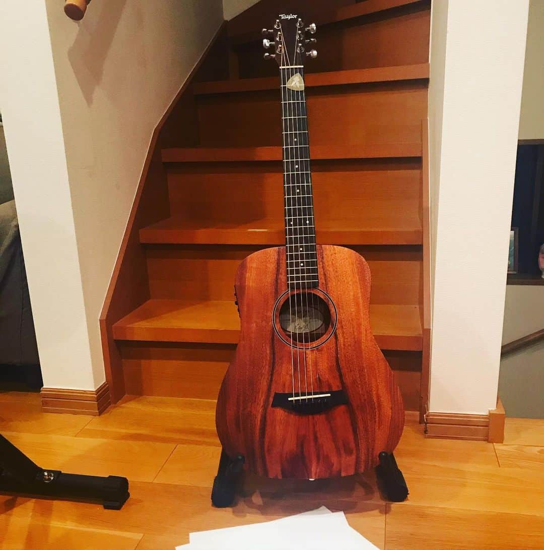 日暮愛葉さんのインスタグラム写真 - (日暮愛葉Instagram)「Guitar and Me  #taylor #taylorminiguitar #guitarandme」8月4日 19時57分 - aiha_higurashi