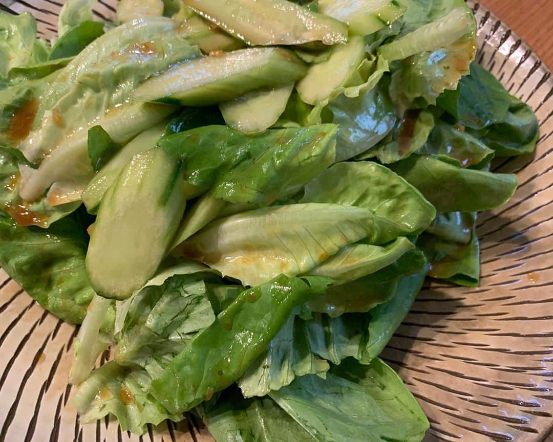 小森純のインスタグラム：「チョレギサラダ🥗 ・ ごま油、醤油、鶏ガラスープの素、すり下ろしニンニク、お酢少し🤏。 ・ しっかり混ぜて、葉っぱと和えたらできます😏。 ・ 最後にゴマをかけた方がなお美味しいです😏 ・ ドレッシングレシピは簡単なので是非是非試してみてください☺️ ※分量は適当だから味見しながら作ってみてください✌︎ ・ #チョレギサラダ#チョレギサラダドレッシング#チョレギサラダレシピ#簡単サラダ」